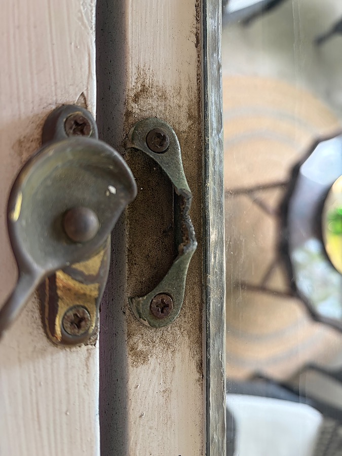 Sash lock