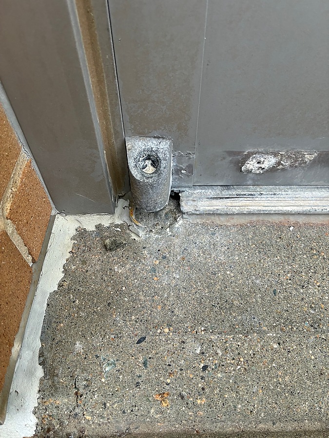 Bottom hinge