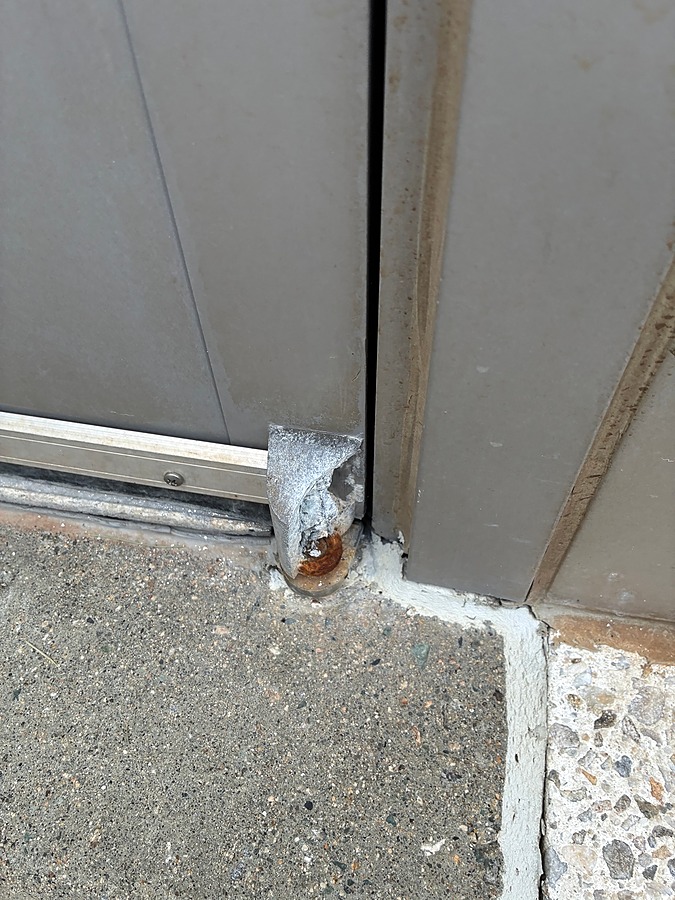 Damaged hinge